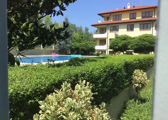 Sunnyseasons Apartment With Swimming Pool View