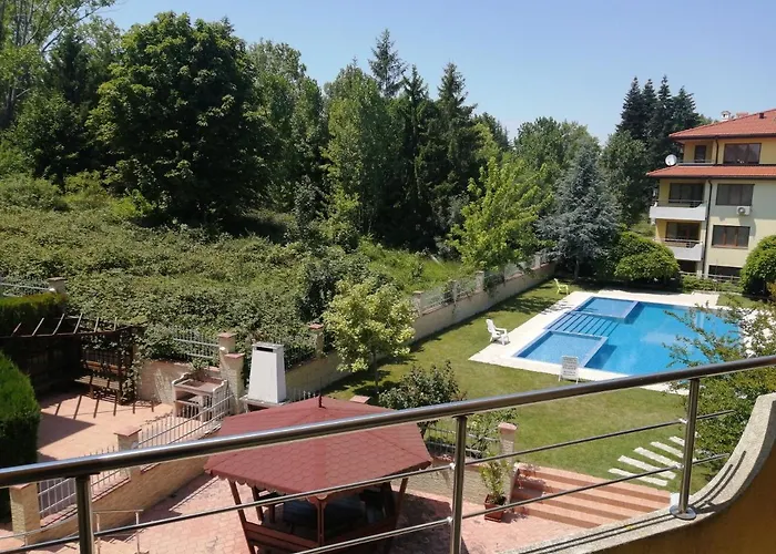 Sunnyseasons Apartment With Swimming Pool View