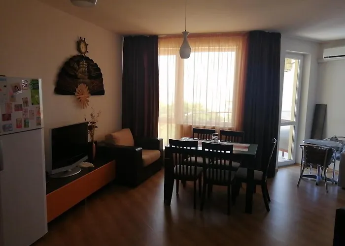 Sunnyseasons Apartment With Swimming Pool View